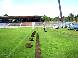 Loupání trávník na stadionu FC Hradec Králové Pod lízátky
