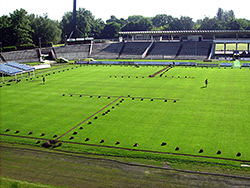 Pohled na systém závlahy stadionu FC Hradec Králové Pod lízátky 